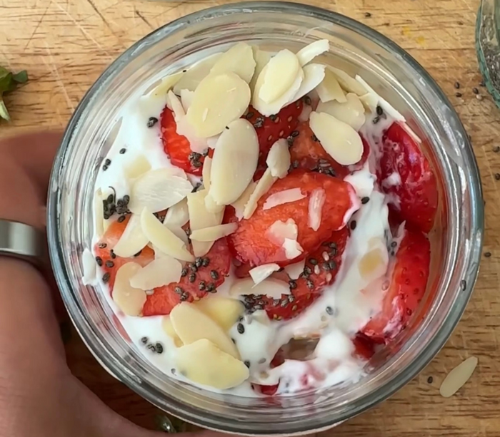 berry breakfast pots
